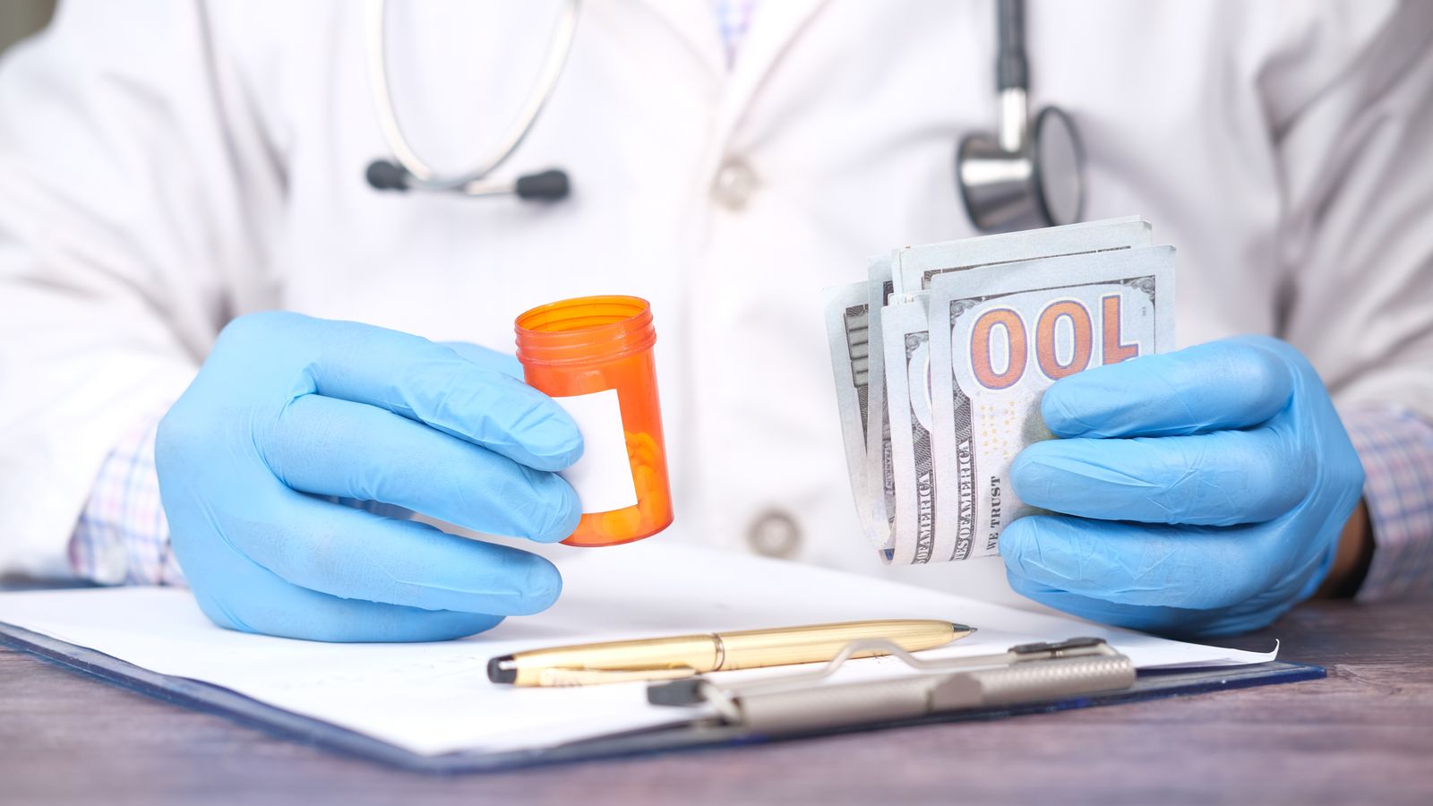 Frasco de medicamento recetado junto a dinero en efectivo, representando el ahorro de los precios negociados de Medicare en 2027