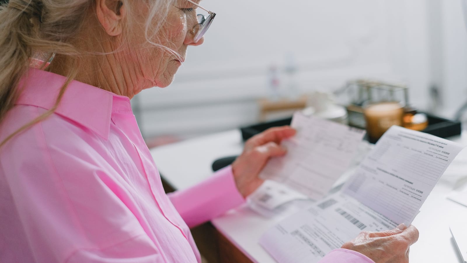 Adulta mayor en Florida revisando en casa la carta ANOC de su plan Medicare para 2027